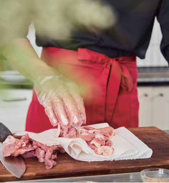 1、以廚房紙巾將豬肉片的血水吸乾，切成容易入口大小。