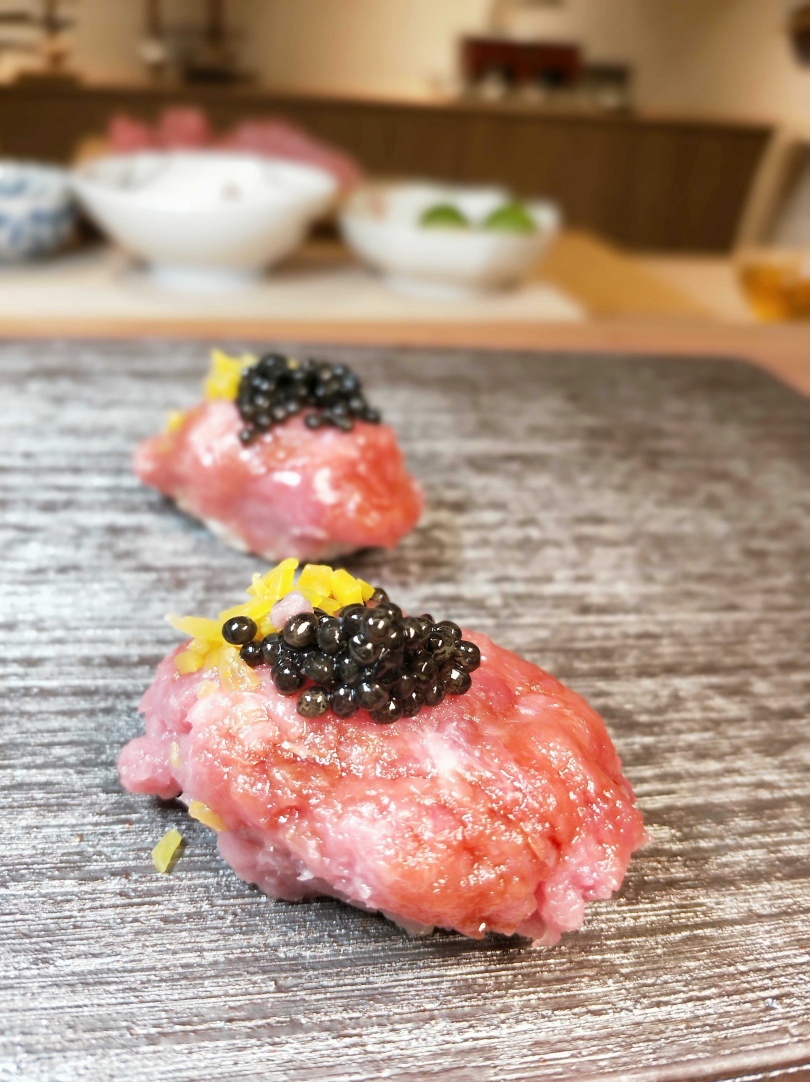 「大間產 鮪魚中腹泥漬蘿蔔 魚子醬」是岩城勉最知名的握壽司之一，味覺平衡中有巧妙。(攝影/高靜玉)