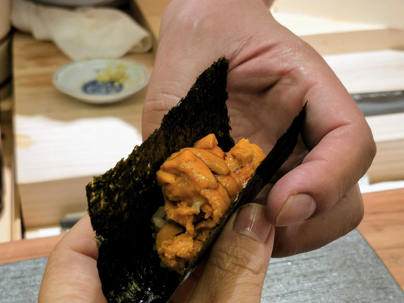 「紫海膽卷」滿滿的紫海膽完全將下層醋飯蓋住，誠意滿滿。(攝影/高靜玉)