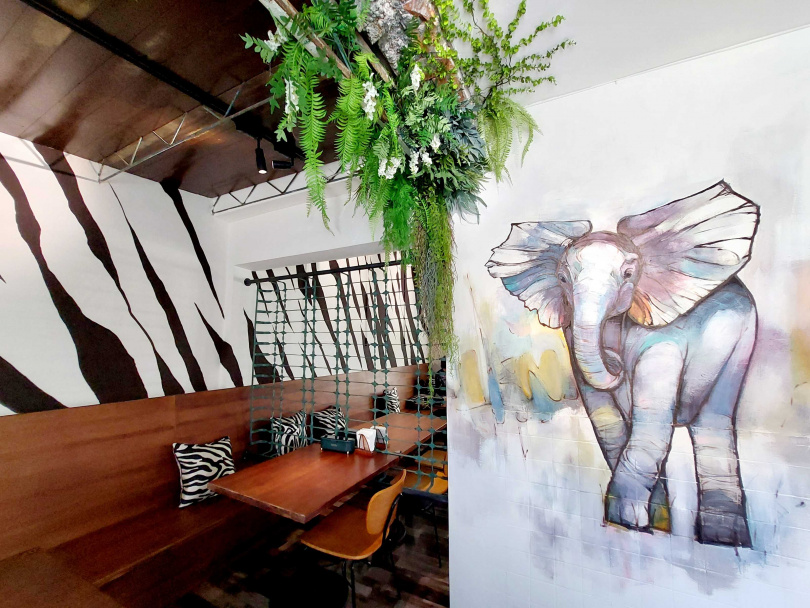 大象彩繪、斑馬紋與綠意交織，讓空間充滿生命力。