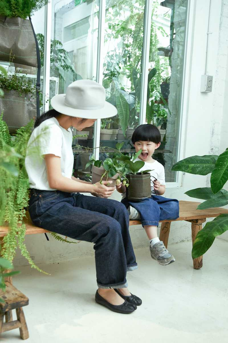 為了紀念兒子Souyuu上幼兒園，Ivy帶著他一起種一盆專屬於他的心葉毬蘭，用植物標註孩子生命的重要時刻。