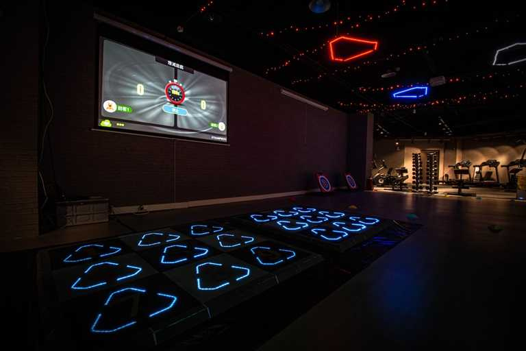 捷動能–智能地墊是透過聲光效果與互動遊戲打造全新運動服務，相當適合親子大小前往體驗同樂。