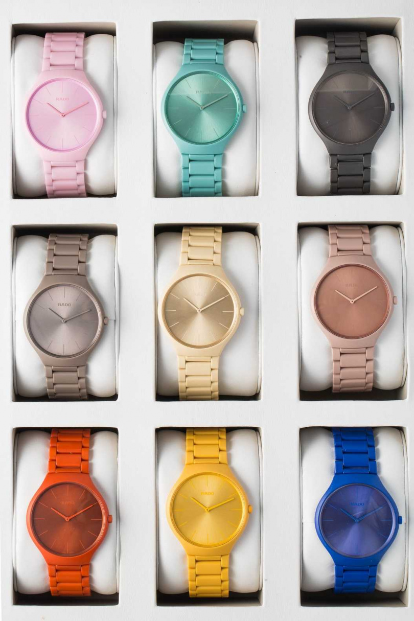 真我超薄幻彩高科技陶瓷科比意限量腕錶顏色耀眼吸睛／建議售價61,900元。(圖／品牌提供)