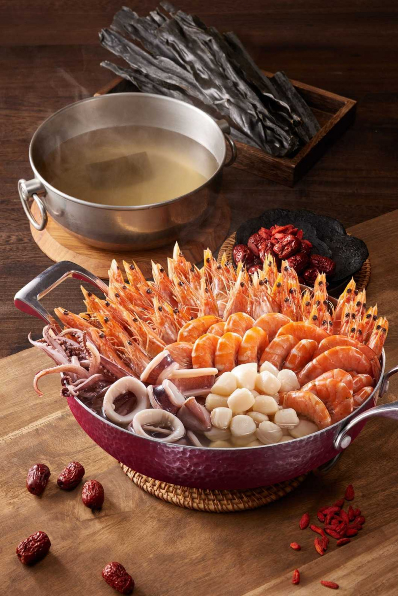 「聚北海道昆布海鮮鍋組」包含100隻活凍甜白蝦、阿根廷野生魷魚等海味。