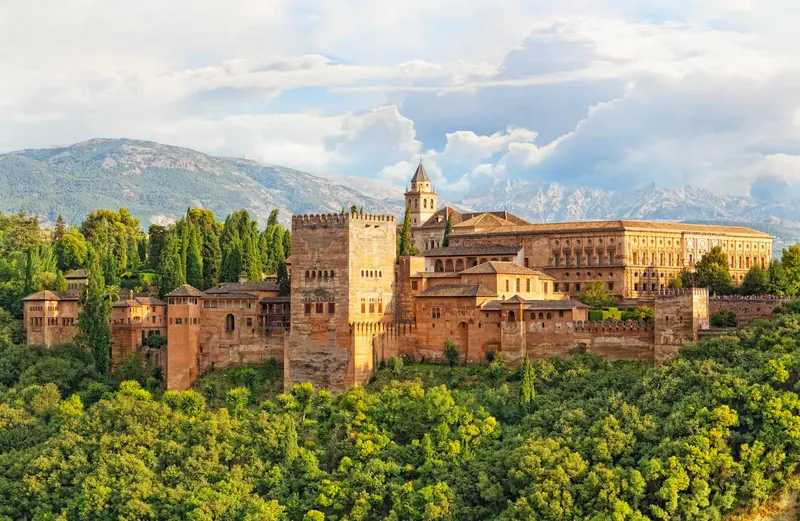 位於西班牙的世界文化遺產阿爾罕布拉宮，擁有雄偉的堡壘與壯麗景色（圖/Klook提供）