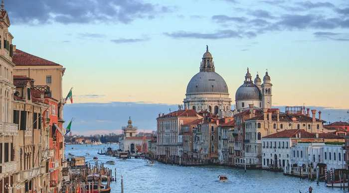 與另一半到義大利威尼斯搭乘愜意的貢多拉穿越大運河，欣賞浪漫的日落（圖/Klook提供）