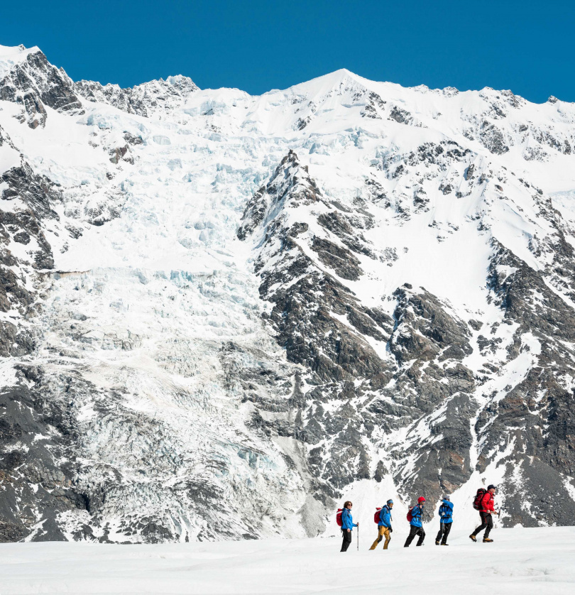 參加紐西蘭冰川健行之旅，穿上雪鞋探索令人驚嘆的冰層（圖/Klook提供）