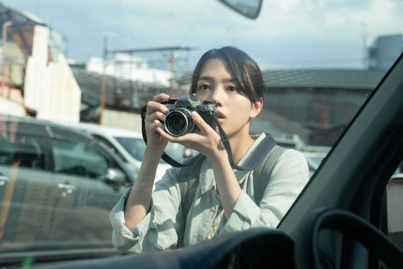 清原果耶在片中飾演總是慢世界一秒、熱愛攝影的女孩麗華。