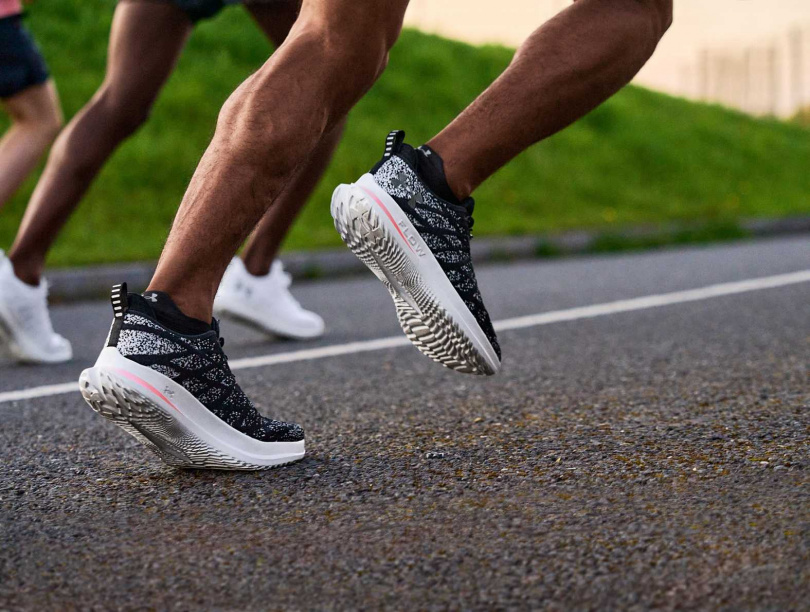 UA FLOW輕量化結構顛覆傳統製鞋概念、捨棄橡膠外底以減輕跑鞋重量，為品牌至今跑鞋陣容中最輕量的中底技術！