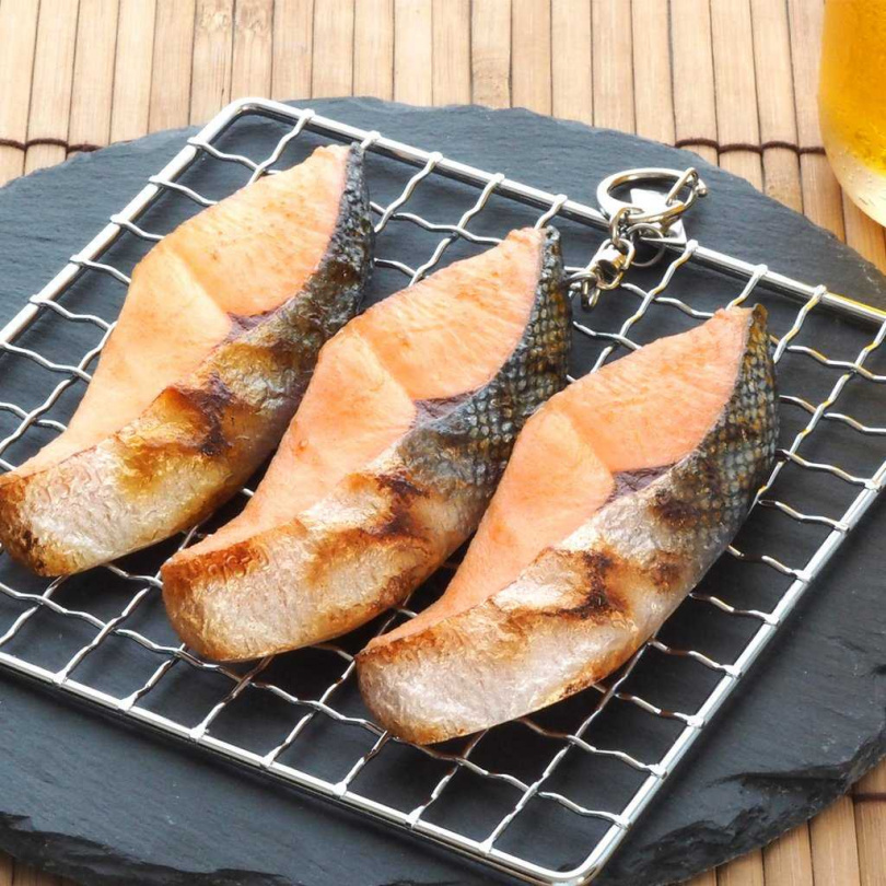 日本元祖食品サンプル屋烤鮭魚鑰匙圈，鮮美色澤與仿真外型讓人差點一口咬下去。