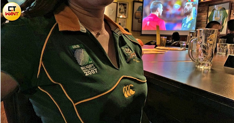 資深球迷提醒各國球衣代表色：南非綠色、紐西蘭黑色、澳洲黃色。刺青者如去日本勿露大片刺青。（攝影／楊麗雯）