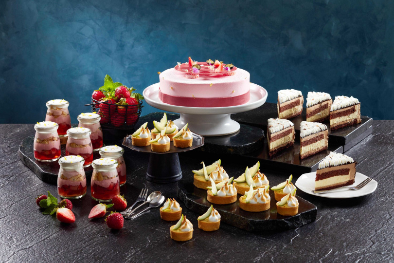 多款甜點全新亮相，從左至右為草莓慕斯彩虹杯、白巧克力檸檬塔、粉紅提拉米蘇和柚香巧克力慕斯。
