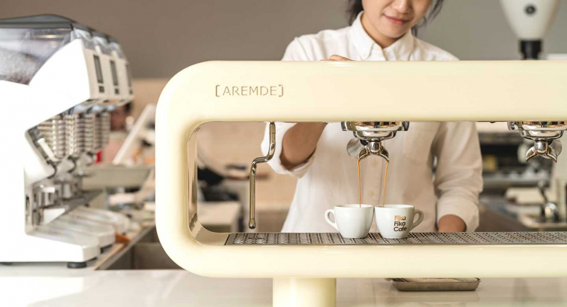 簡潔口字型義式咖啡機AREMDE，讓吧台成為最美風景。