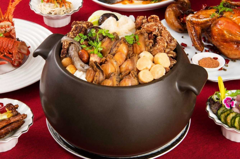 JR東日本大飯店台北凱華樓中華料理推15-20人份的「巨無霸佛跳牆」售價12,888元，重達9公升的內含多種豪奢食材。