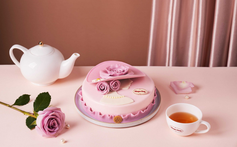 「花帽綻放」蛋糕以優雅女仕設計搭配草莓與開心果冰淇淋。（2,380元／7吋，圖／哈根達斯提供）