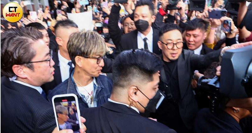 保鑣緊跟木村拓哉,媒體拍不到畫面,只能起身搶拍,場面一團混亂。(圖/林士傑攝)