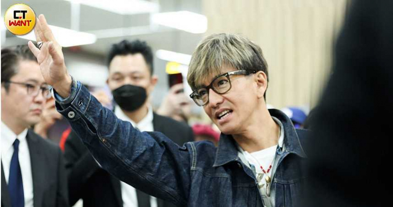 木村拓哉不時揮手,向粉絲致意。(圖/林士傑攝)