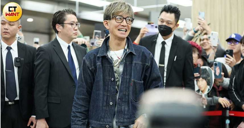 木村拓哉一現身便笑容滿面,看起來心情不錯。(圖/林士傑攝)