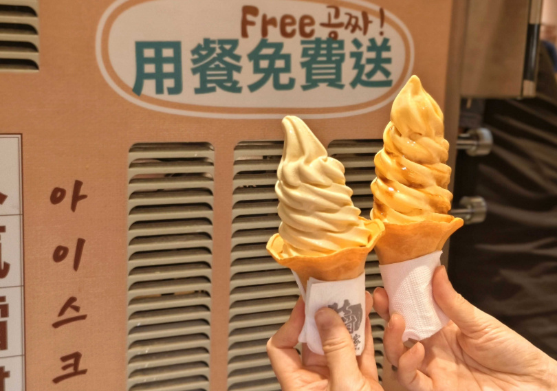 北村豆腐家常不定期變化免費霜淇淋口味,例如圖中的「香蕉牛奶巧克力」(左)口味與新推出的「黑糖雞蛋布丁霜淇淋」。(圖/魏妤靜攝)