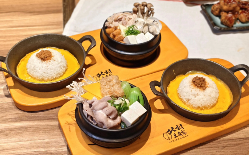 「蒜頭蛤蜊雞嫩豆腐煲」(後)、「麻辣奶油嫩豆腐煲」。(各358元,圖/魏妤靜攝)