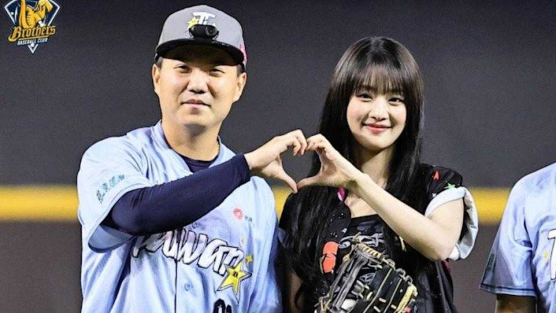 江坤宇(左)邀Minnie合比愛心。(圖/翻攝自網路)