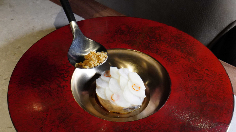 「金包銀」使用的宜蘭墨瑞鱈魚肉緊實、甜味細膩，搭配香氣與口感兼具的蒜酥、用雞高湯煮製的冬粉，是記憶中熟悉的辦桌菜。（圖／魏妤靜攝）