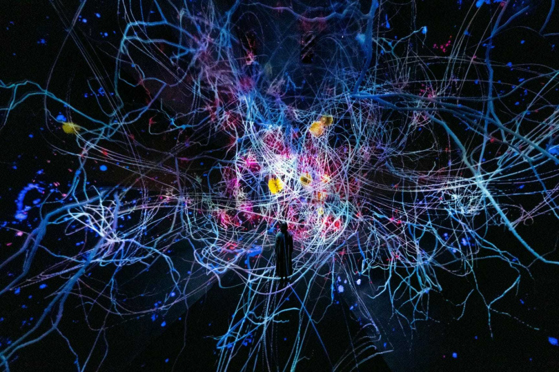 《Traces of Life》：參與者的行動在地面留下發光軌跡，這些痕跡隨時間累積，成為作品的一部分。（圖／Klook提供）