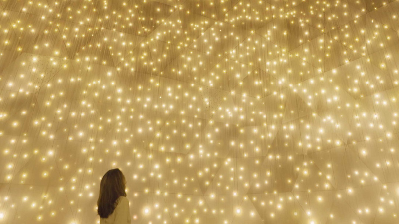 《Massless Suns and Dark Suns》：以成千上萬發光球體構成的「認知雕塑」，喚起對光與黑暗的感知思考。（圖／Klook提供）