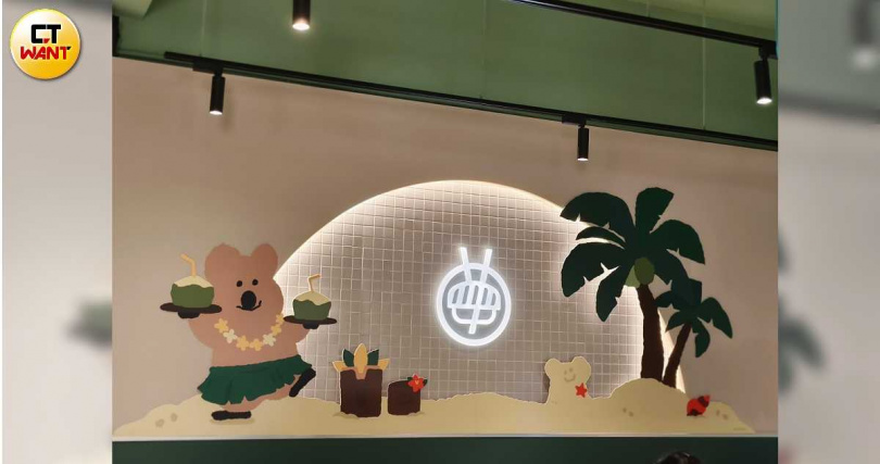 「爭鮮PLUS-善導寺店」用餐區牆面還有活潑的夏威夷風情裝飾。（圖／魏妤靜攝）