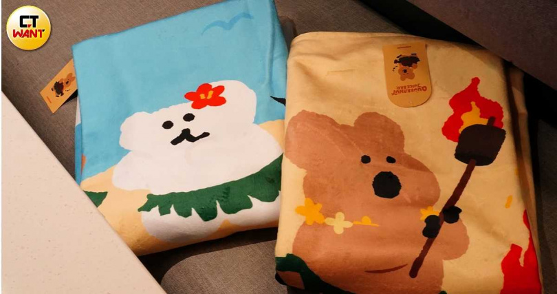 8/27開賣「DINOTAENG浴巾-夏威夷款」（左）、9/17開賣「DINOTAENG浴巾-跳舞款」。（加購價各419元、會員價各399元，圖／魏妤靜攝）