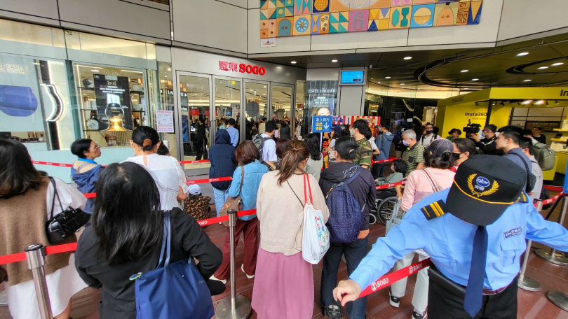 首日早上開門前就引發一堆排隊人潮，等衝首日限量最低價（圖／周志龍攝影）