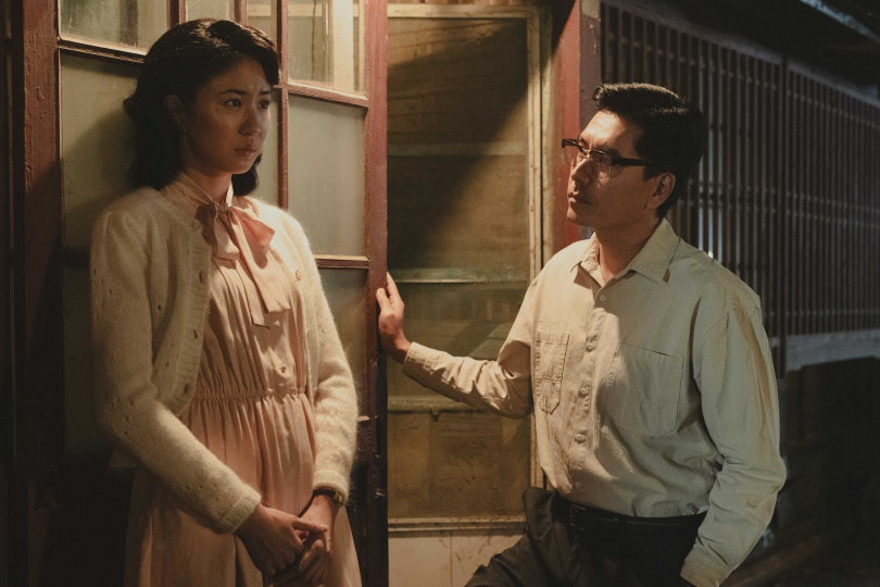 金鐘男配王傳一在電影《大濛》中飾演有家室的處長,和9m88飾演的阿霞發展出一段情感糾葛。(圖/華文創提供)