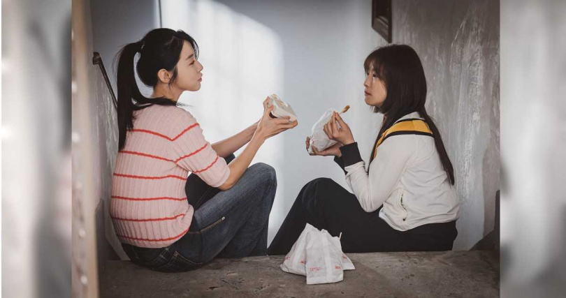 《啵me之我的青春住了鬼》賴雅妍（右）和邵雨薇兩人演回年少時期絲毫不違和。（圖／風暴國際股份有限公司）