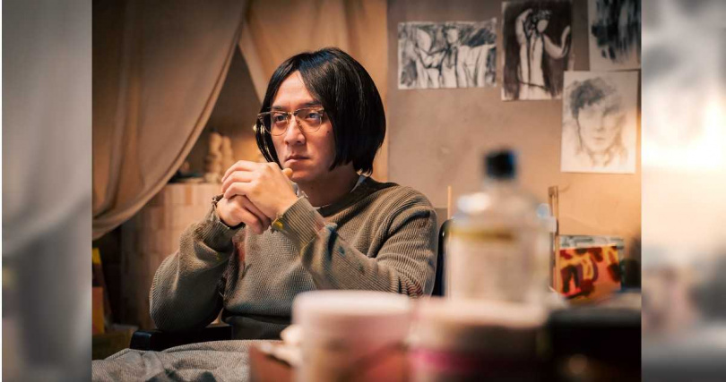 鄭人碩片中成為留著長髮的憂鬱畫家。（圖／風暴國際股份有限公司）