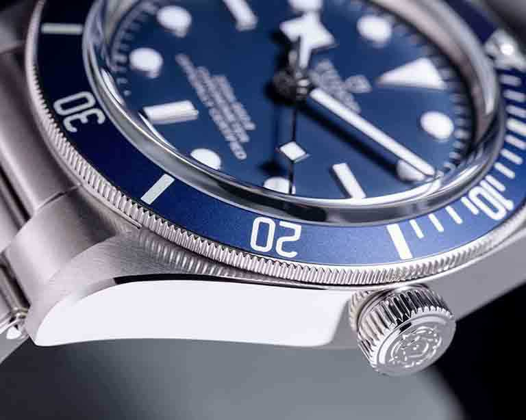 TUDOR「Black Bay Fifty-Eight」海軍藍款腕錶，採用海軍藍錶面及外圈，延續「帝舵藍」的悠久傳統並融入現代風格。（圖╱TUDOR提供）