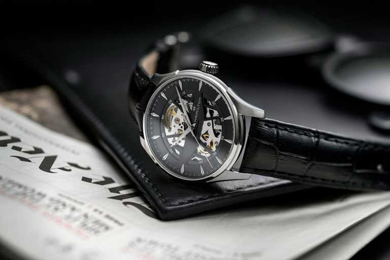 HAMILTON漢米爾頓「Jazzmaster Skeleton鏤空系列」的鏤空錶盤結構，與經典的「尖刺H形」標誌完美結合╱鏤空黑色錶盤，40mm，精鋼錶殼，黑色小牛皮錶帶╱39,000元。（圖╱HAMILTON提供）