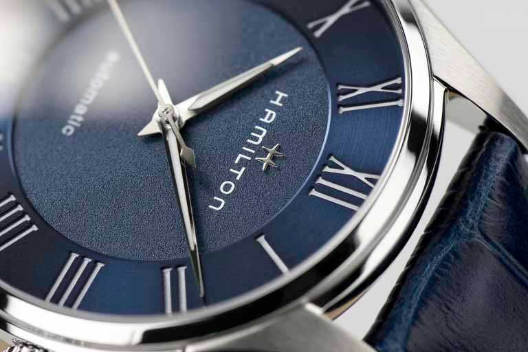 HAMILTON「Jazzmaster Automatic羅馬大三針系列」腕錶，磨砂藍色錶盤╱40mm，精鋼錶殼，藍色小牛皮錶帶╱27,600元。（圖╱HAMILTON提供）