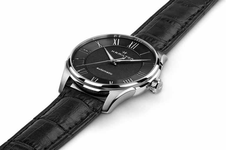 HAMILTON「Jazzmaster Automatic羅馬大三針系列」腕錶，磨砂黑色錶盤╱40mm，精鋼錶殼，黑色小牛皮錶帶╱27,600元。（圖╱HAMILTON提供）