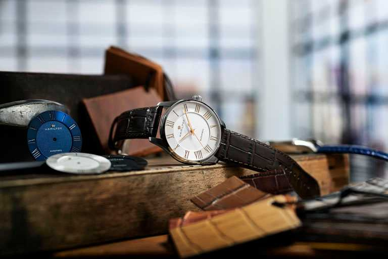 HAMILTON「Jazzmaster Automatic羅馬大三針系列」腕錶，錶盤羅馬數字採夾層式鑲嵌，搭配鏤空設計更顯立體╱磨砂白色錶盤，40mm，精鋼錶殼，咖啡色小牛皮錶帶╱27,600元。（圖╱HAMILTON提供）