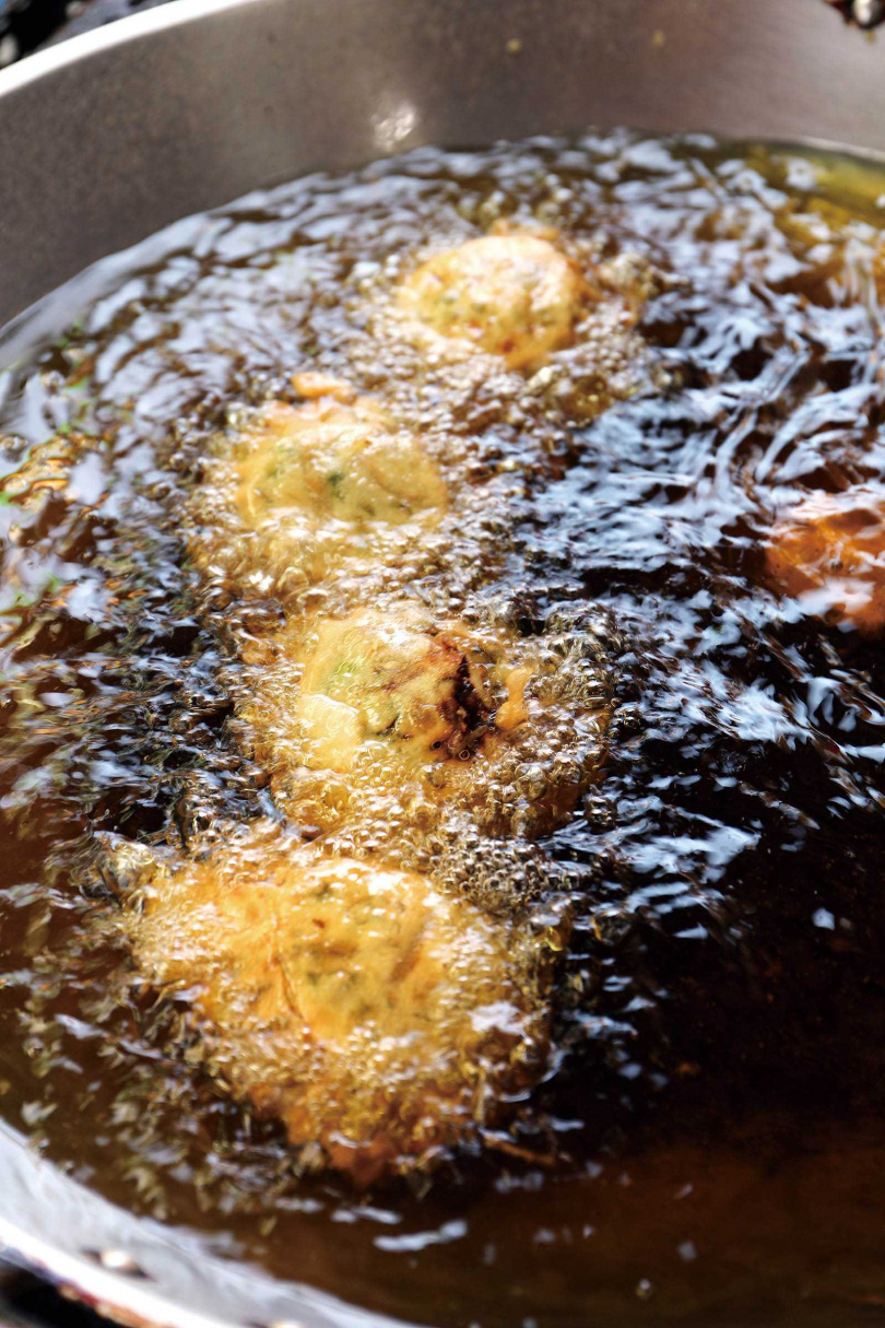 來自東北的傳統小吃「香粑粑」在油鍋中滋滋作響，勾人食慾。（圖／于魯光攝）