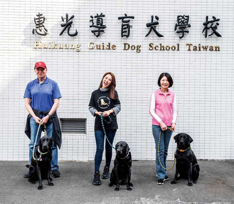 張齡予和乾爸Richard、乾媽薇薇，早上7點就來到新北市新莊區的惠光導盲犬學校，陪導盲犬一起上課、吃飯和遊戲。（圖／張祐銘攝）