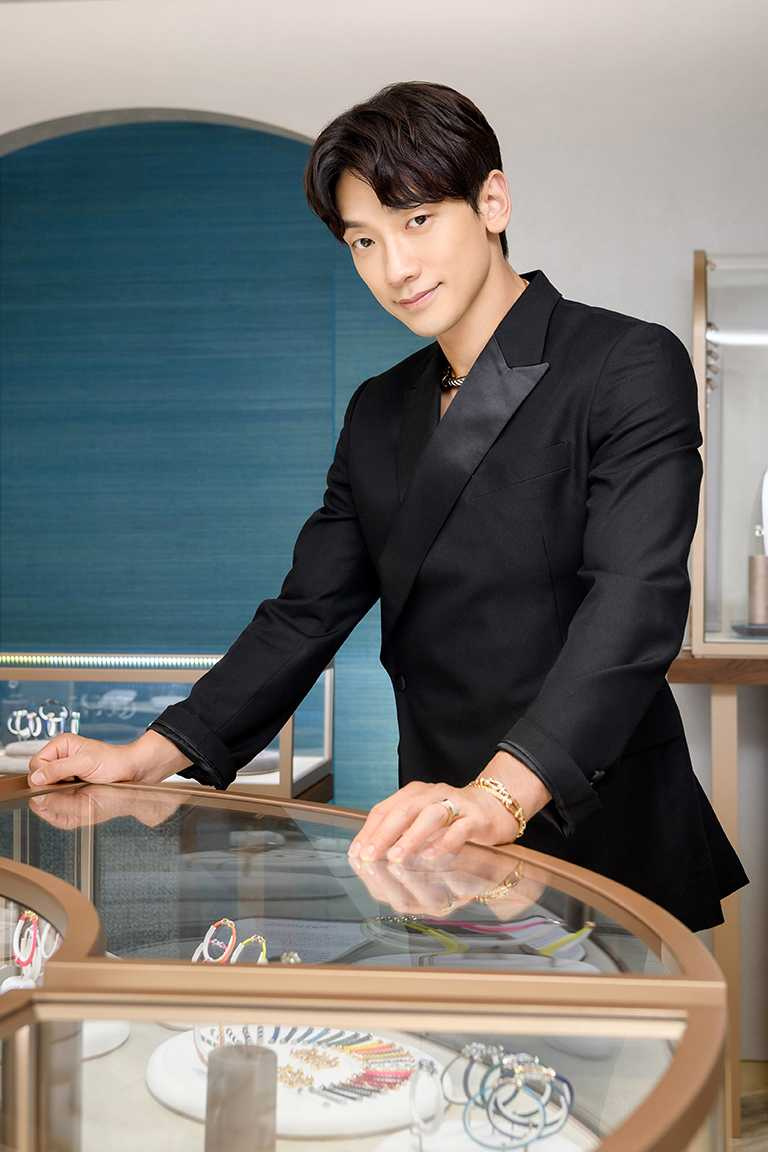 亞洲天王韓星RAIN出席首爾購物中心FRED專門店，率性佩戴FRED「Force 10」系列珠寶，展現獨特魅力。（圖╱FRED提供）