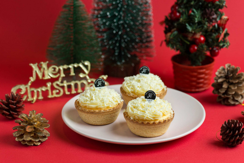 歡樂聖誕月也推出外型如冬日雪地的「白色山莓迷你起司塔」。