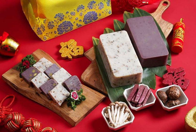台南遠東香格里拉推出［鴻圖大展雙糕禮盒」，內含象徵鴻運到來的「松露菌菇蘿蔔糕」及「紫薯甜年糕」各一份，每組999元。（圖／台南遠東香格里拉提供）