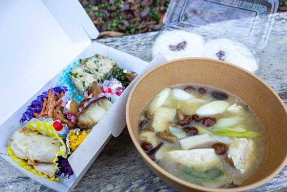   在白神山地品嘗秋田特產的米棒湯，特別有滋味。圖片出自：大樹個人提供