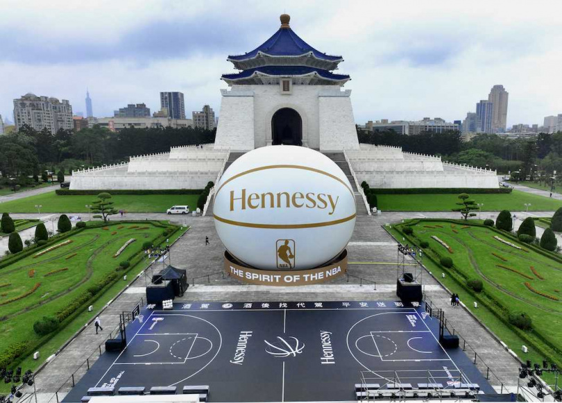 軒尼詩打造全球唯一最潮「NBA聯名巨型籃球地景」與「潮玩籃球場」於日前舉辦於中正紀念堂。