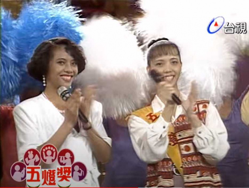 吳鎮安的媽媽（左）30年前曾與張惠妹在《五燈獎》節目中對決。（圖／截自TTV 台視官方頻道）