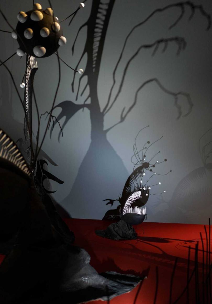 提姆波頓異想世界展怪奇裝置搭配特殊燈光投射，牆上影子與展品相互呼應。