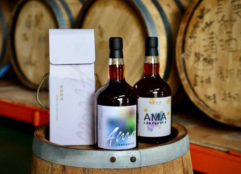 一次推出兩個版本的「AMA巨峰葡萄桶陳加烈酒」，是恆器製酒的新作品。（飲酒過量，有害健康）（圖／恆器製酒）