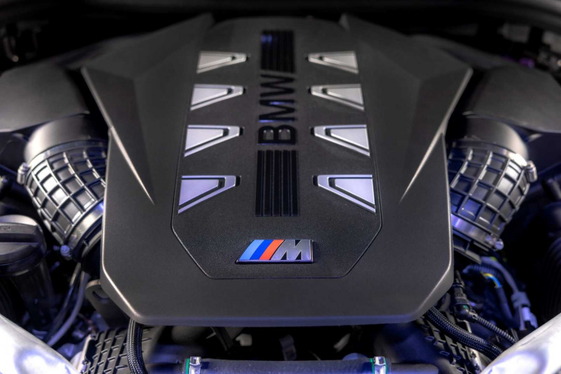 BMW X7 xDrive40i搭載全新3.0升BMW TwinPower Turbo直列6汽缸汽油引擎，創造出381匹最大馬力與520牛頓米的最大扭力，結合全新48V高效複合動力科技與Steptronic運動化八速手自排變速箱，0-100km/h加速僅需5.8秒。（圖／BMW提供）